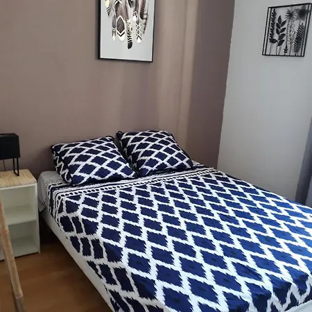 5 Minutes Des Arenes, Parking, 6 Couchages + 1 Lit Bebe Nimes