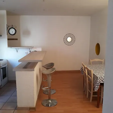 5 Minutes Des Arenes, Parking, 6 Couchages + 1 Lit Bebe Apartment