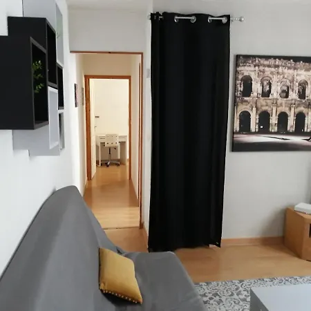 Apartment 5 Minutes Des Arenes, Parking, 6 Couchages + 1 Lit Bebe Nimes