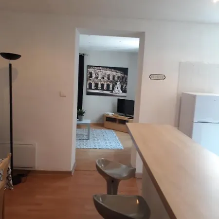 5 Minutes Des Arenes, Parking, 6 Couchages + 1 Lit Bebe Apartment Nimes