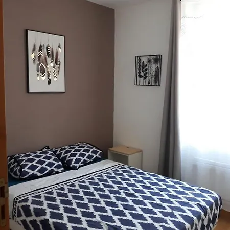 5 Minutes Des Arenes, Parking, 6 Couchages + 1 Lit Bebe