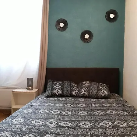 5 Minutes Des Arenes, Parking, 6 Couchages + 1 Lit Bebe * Nimes