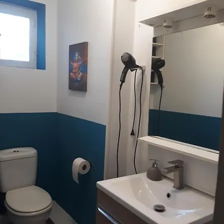 Apartment 5 Minutes Des Arenes, Parking, 6 Couchages + 1 Lit Bebe *
