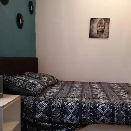 5 Minutes Des Arenes, Parking, 6 Couchages + 1 Lit Bebe * Nimes