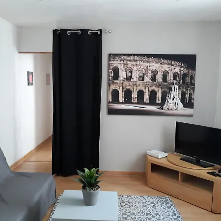 5 Minutes Des Arenes, Parking, 6 Couchages + 1 Lit Bebe * Nimes