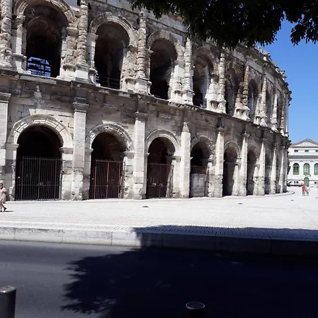 5 Minutes Des Arenes, Parking, 6 Couchages + 1 Lit Bebe Apartment Nimes